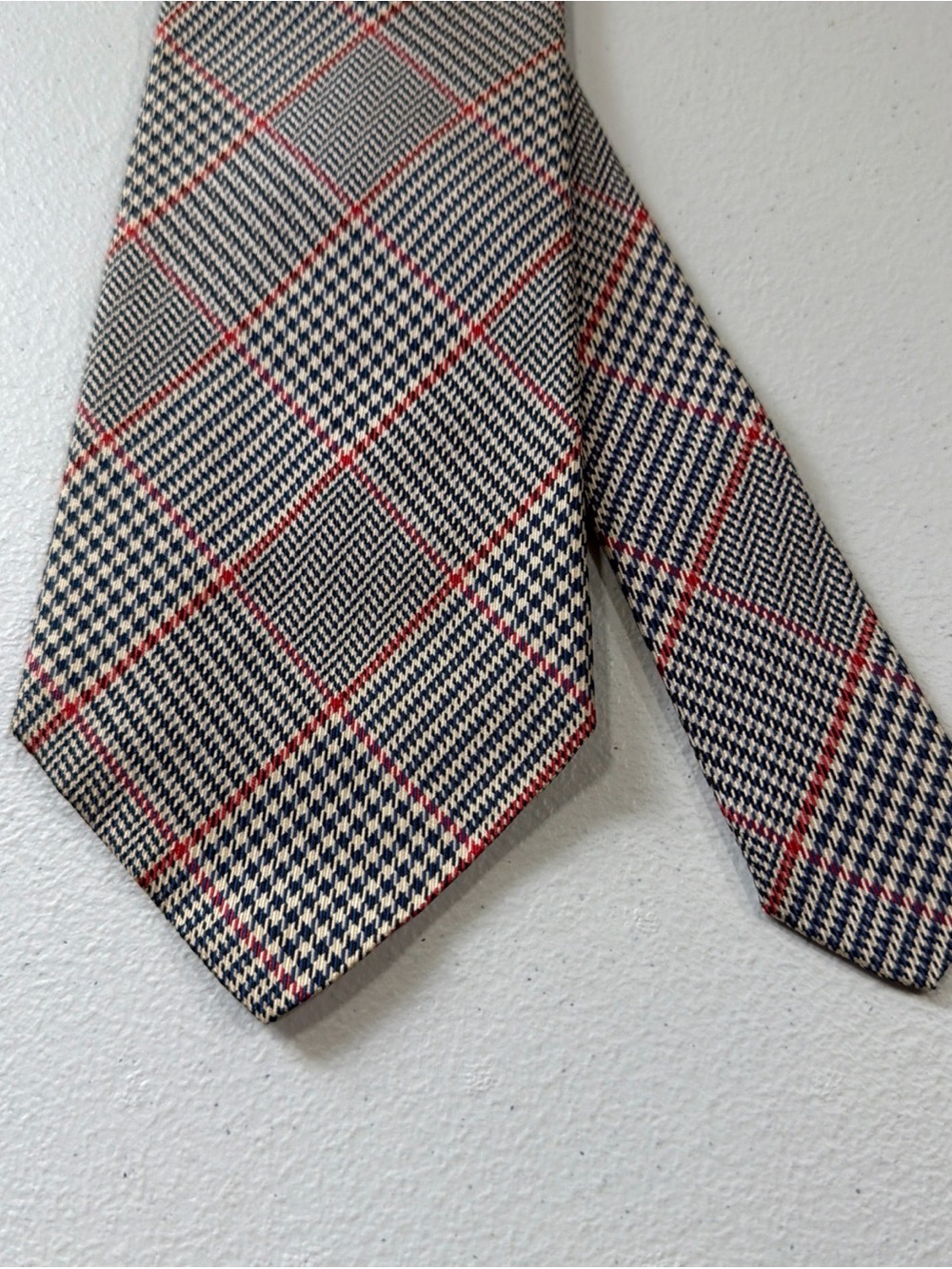 Mort Wallin Men's Silk Tie Necktie Gray, Blue & Red plaid Pattern 56”x4”